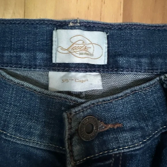 Levi’s 515 Women's Cuffed Capri jeans w/decorative stitching. Size 4. - Picture 5 of 8